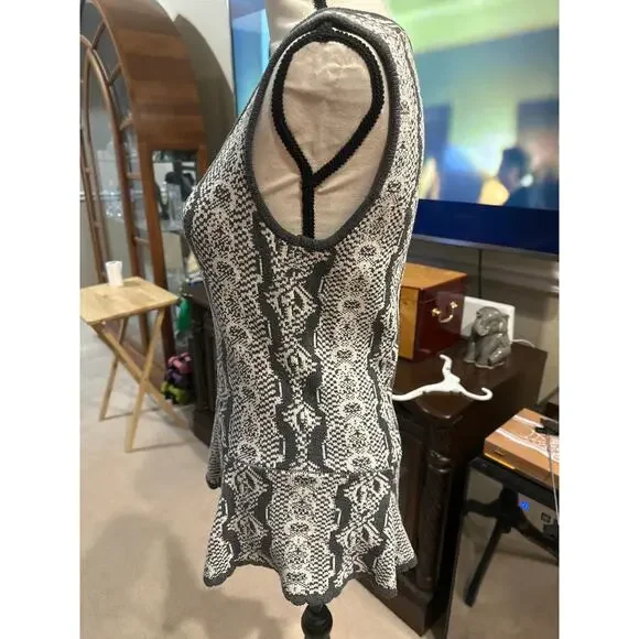 ⭐️ Women’s Cabi Sleeveless Sweater W/ Peplum Bottom Size Medium - Picture 3 of 5